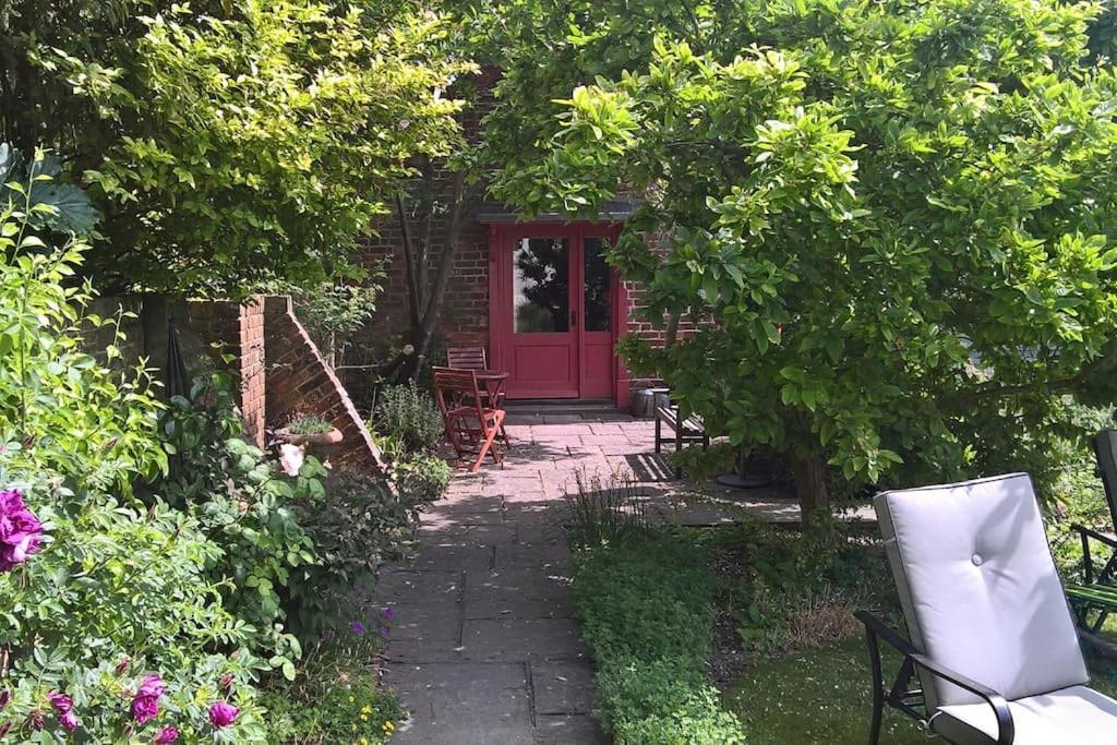 The Granary At Palm Tree House In S.e. Kent Apartment *