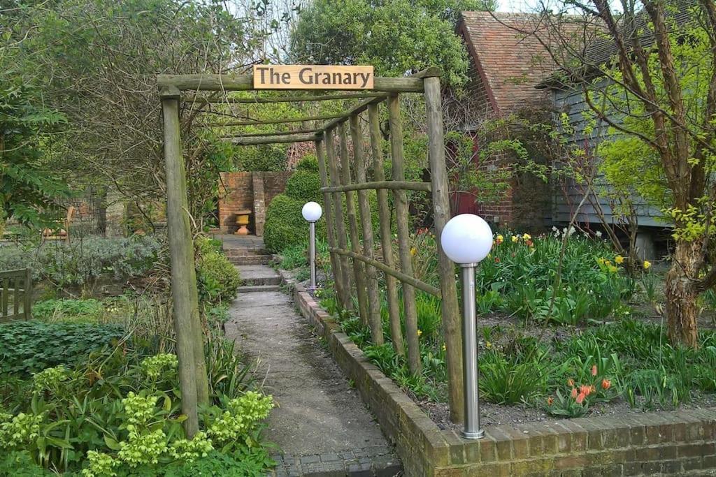 Apartment The Granary At Palm Tree House In S.e. Kent *